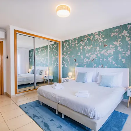 Flowers By Dreamplaces Apartment